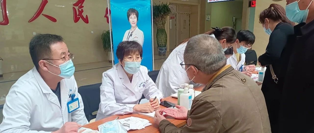 【莱阳市人民医院】省级皮肤病专家到“家门口”，义诊受群众欢迎！